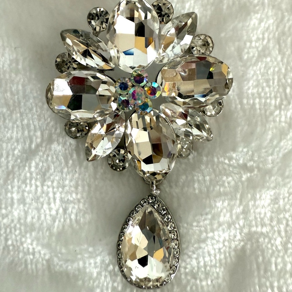 Elegant Silver Rhinestone Brooch Pin NWOT